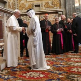 pope francis shaking hand of arab sheikh